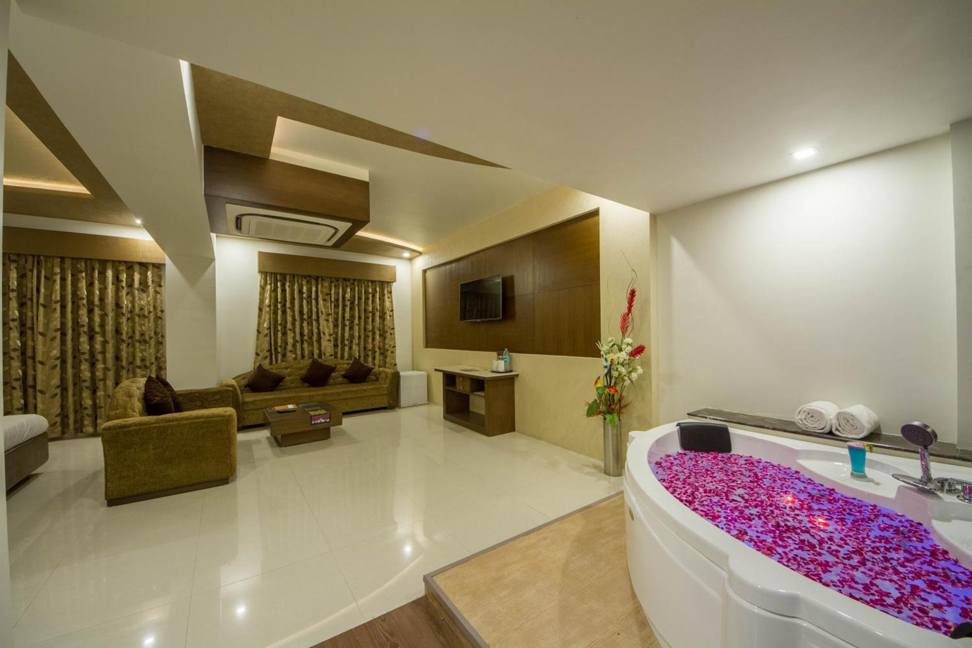 Tgv Hotel Ахмедабад Экстерьер фото