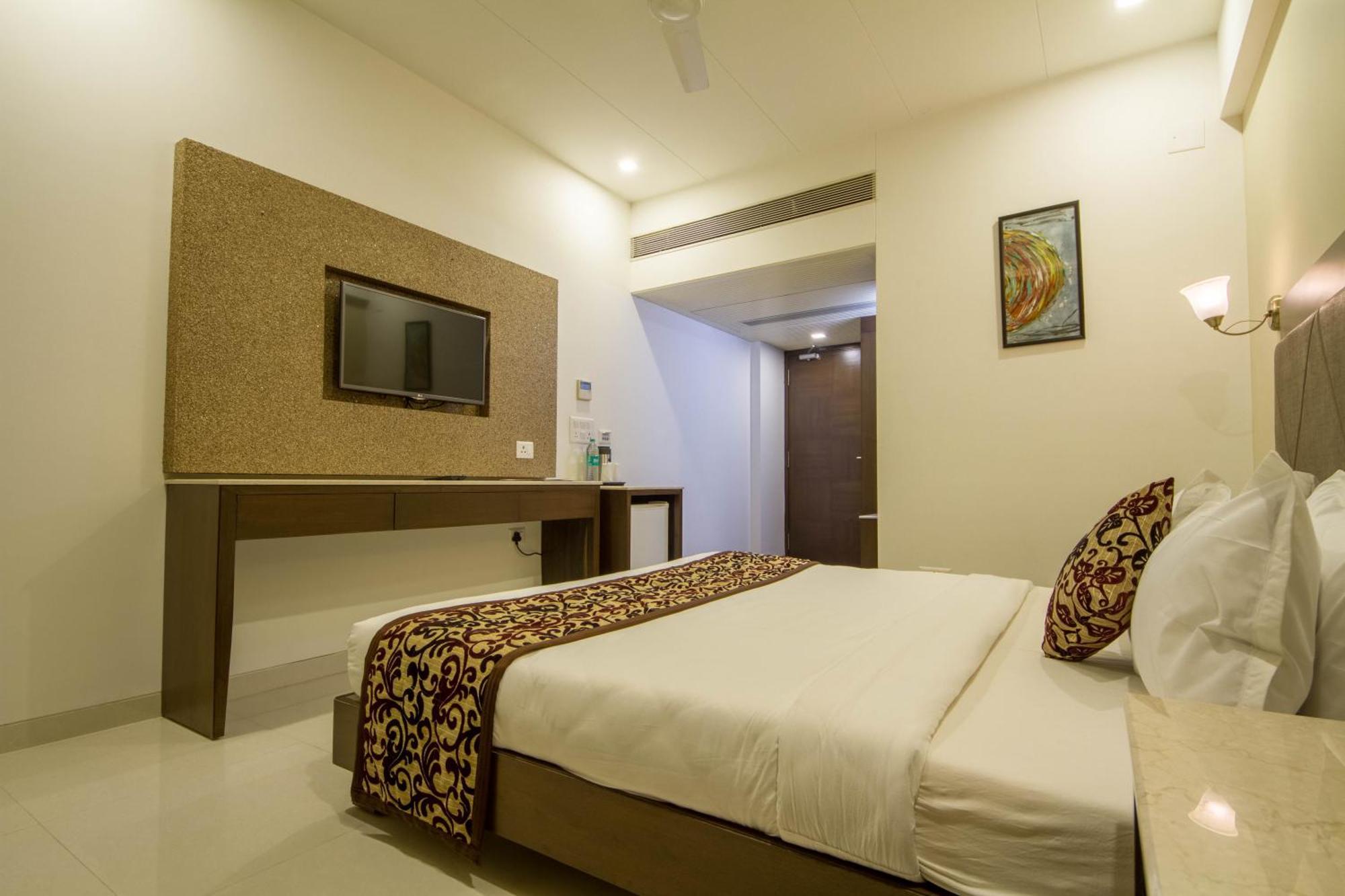 Tgv Hotel Ахмедабад Экстерьер фото