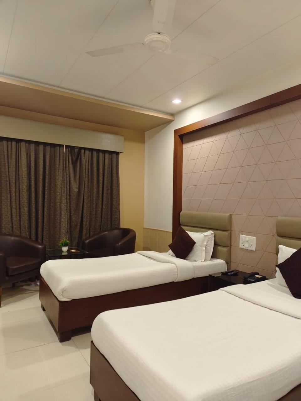 Tgv Hotel Ахмедабад Экстерьер фото